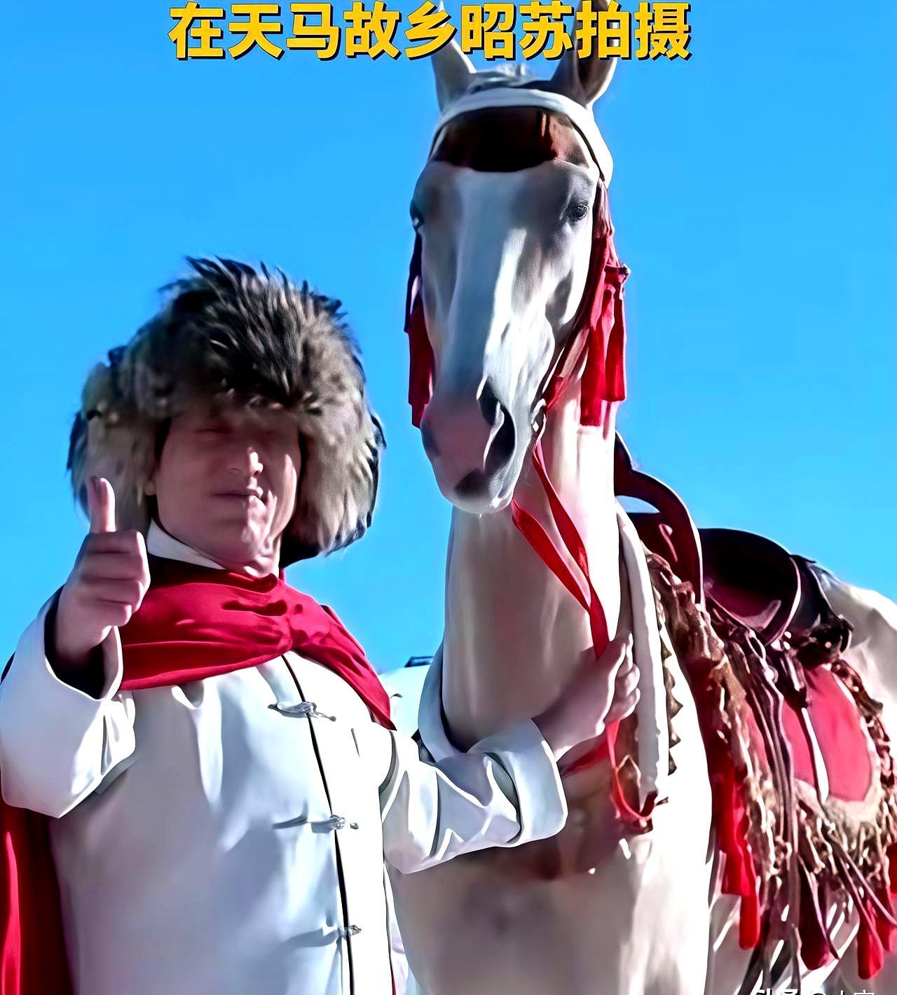 马惊了，她从马背摔下，被活活拖拽踩死。
 
她就是“红斗篷”贺娇龙，那个和成龙约