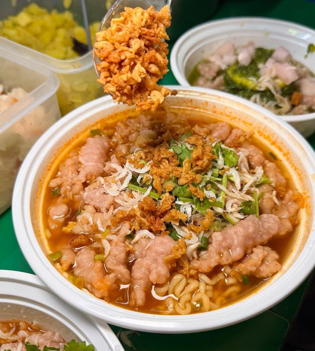 中午好☀️来一碗地道临海瘦肉丸拌面碳水与鲜肉的双重满足，一口沦陷，人间烟火最抚人