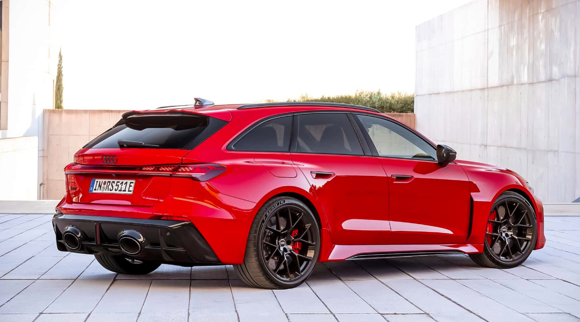 瓦罐不“装”了！全新奥迪RS5 Avant因插混电池挤压后备箱，容积仅361升，