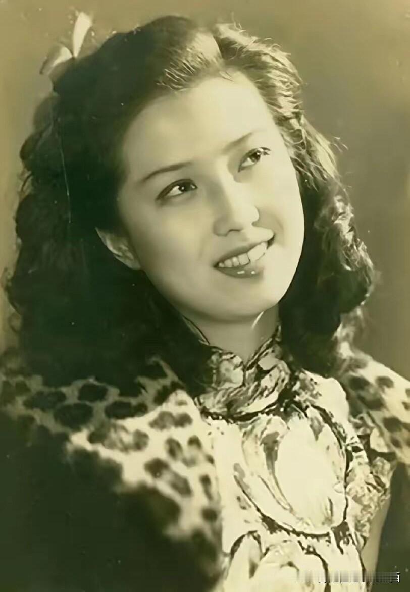 这一位美女实在是太好看了，颜值堪比西施的美啊。她到现在还健在有104岁的高龄了，