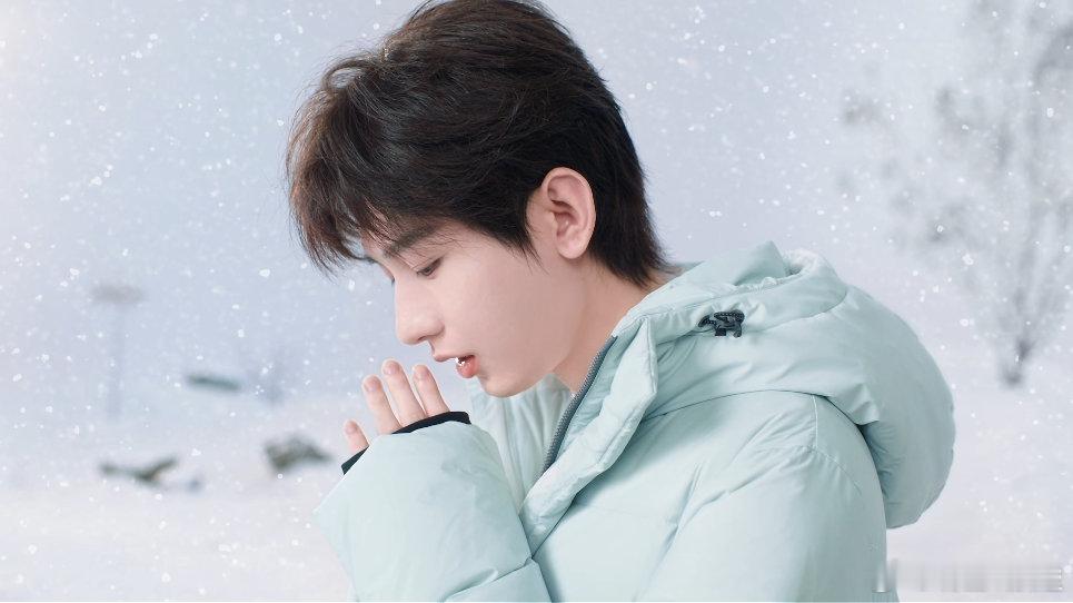 成毅冰雪心动瞬间成毅漫步于银装素裹的冰雪世界，挺拔身姿在皑皑白雪的映衬下格外耀眼