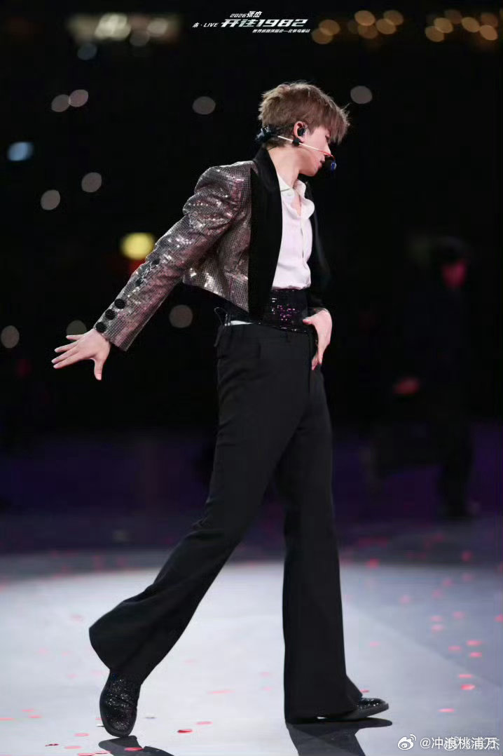 张杰赚点钱全花舞美上了你可以永远相信张杰对演唱会的用心！鸟巢爆改体育馆般的舞美，