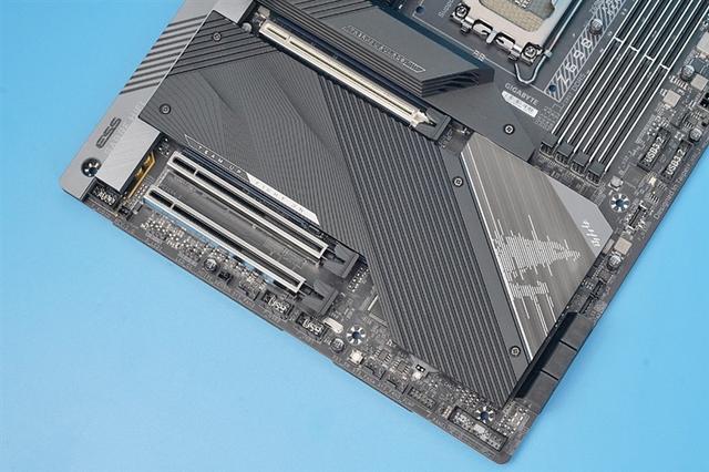 史上最强散热！技嘉超级雕Z690 AORUS MASTER主板评测：DDR5轻松超频5800MHz