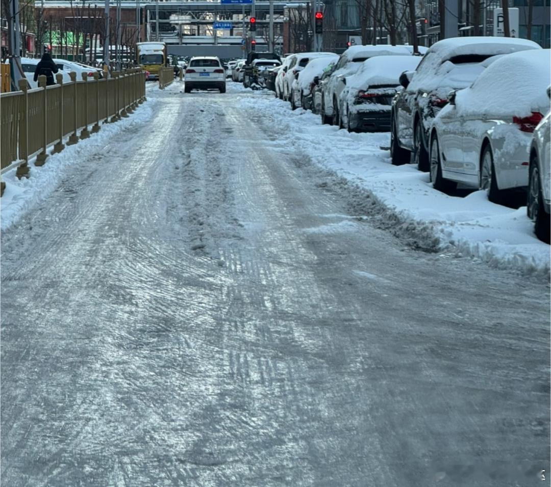 下雪天智能驾驶表现如何超级车主 冰雪，是智能驾驶最严苛的试金石，也是技术真实力的