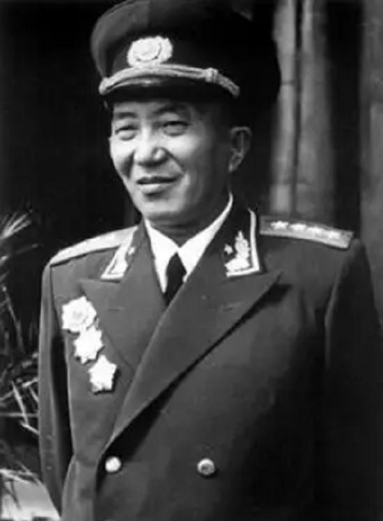 1983年6月15日清晨，北京西直门长途车站仍带着夜雨未散的凉意。一位中年女子挽