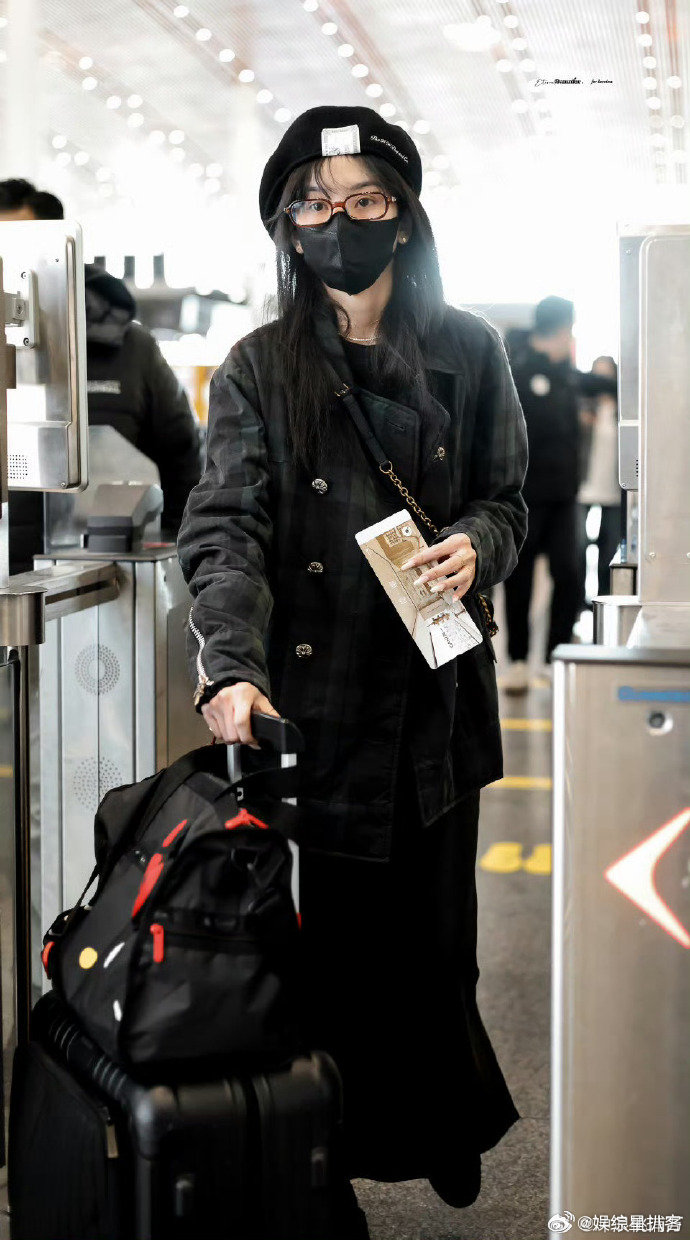 宋祖儿剪了刘海 开年机场新造型太吸睛，软萌刘海配上精致穿搭，又甜又有范儿！宋祖儿
