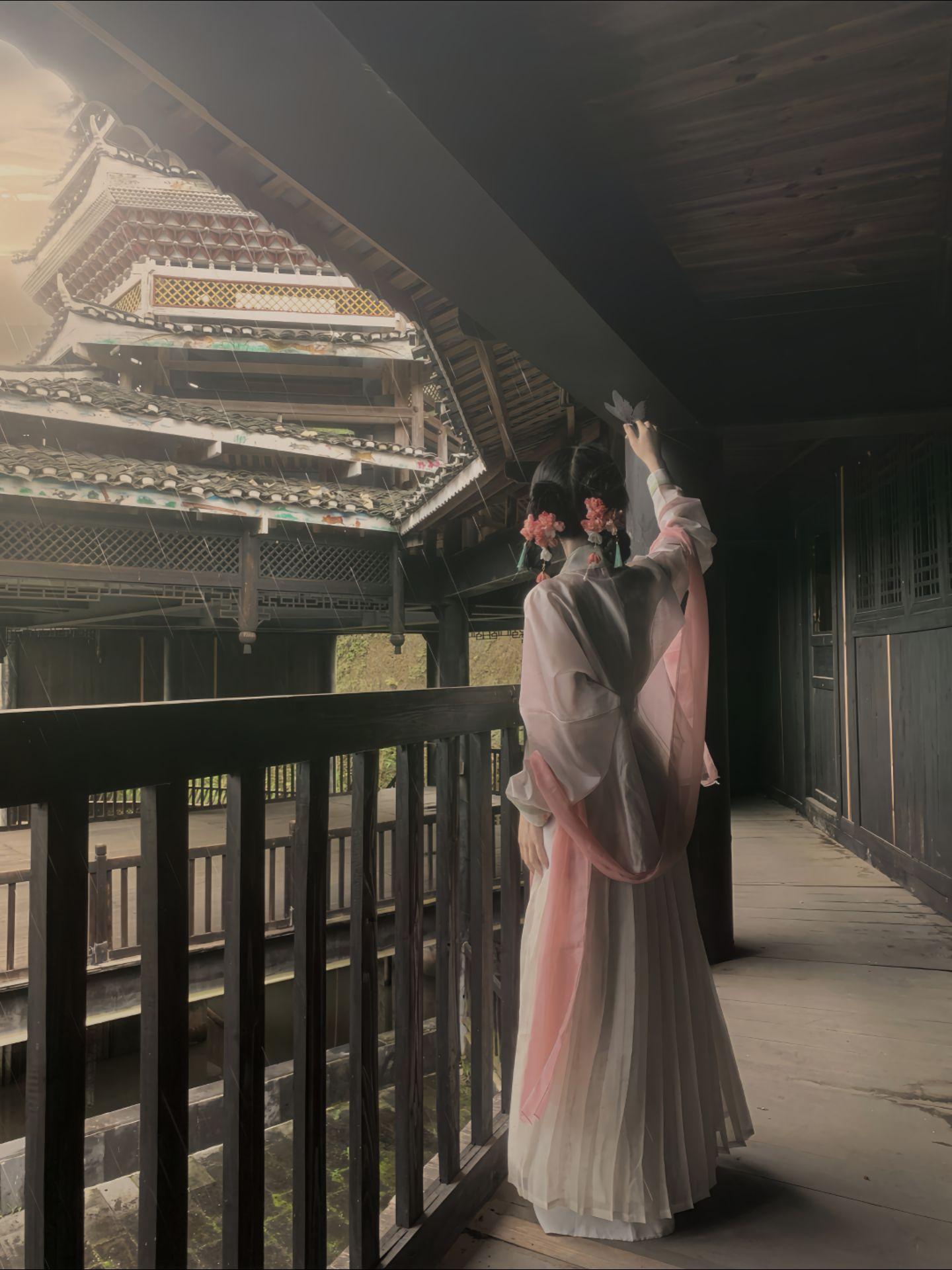 “有人说你莞莞类卿，有人说你是他唯一的妻”