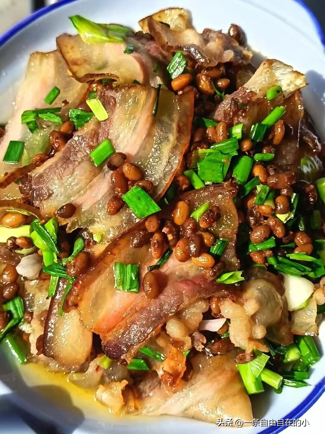 家常豆豉腊肉，香到停不下嘴
 你快看我亲手做的豆豉回锅肉。
自家腌制的腊肉肥瘦相