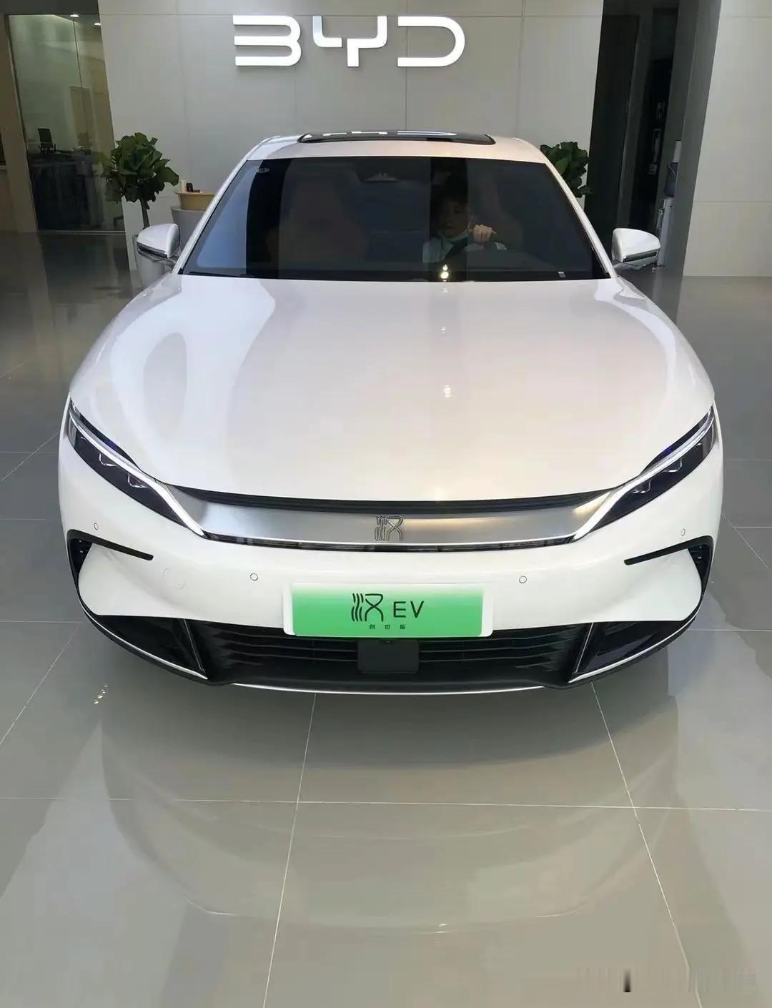 这次预售直接放了三个版本，价格卡在24.99万到29.99万区间，刚好戳中不少中