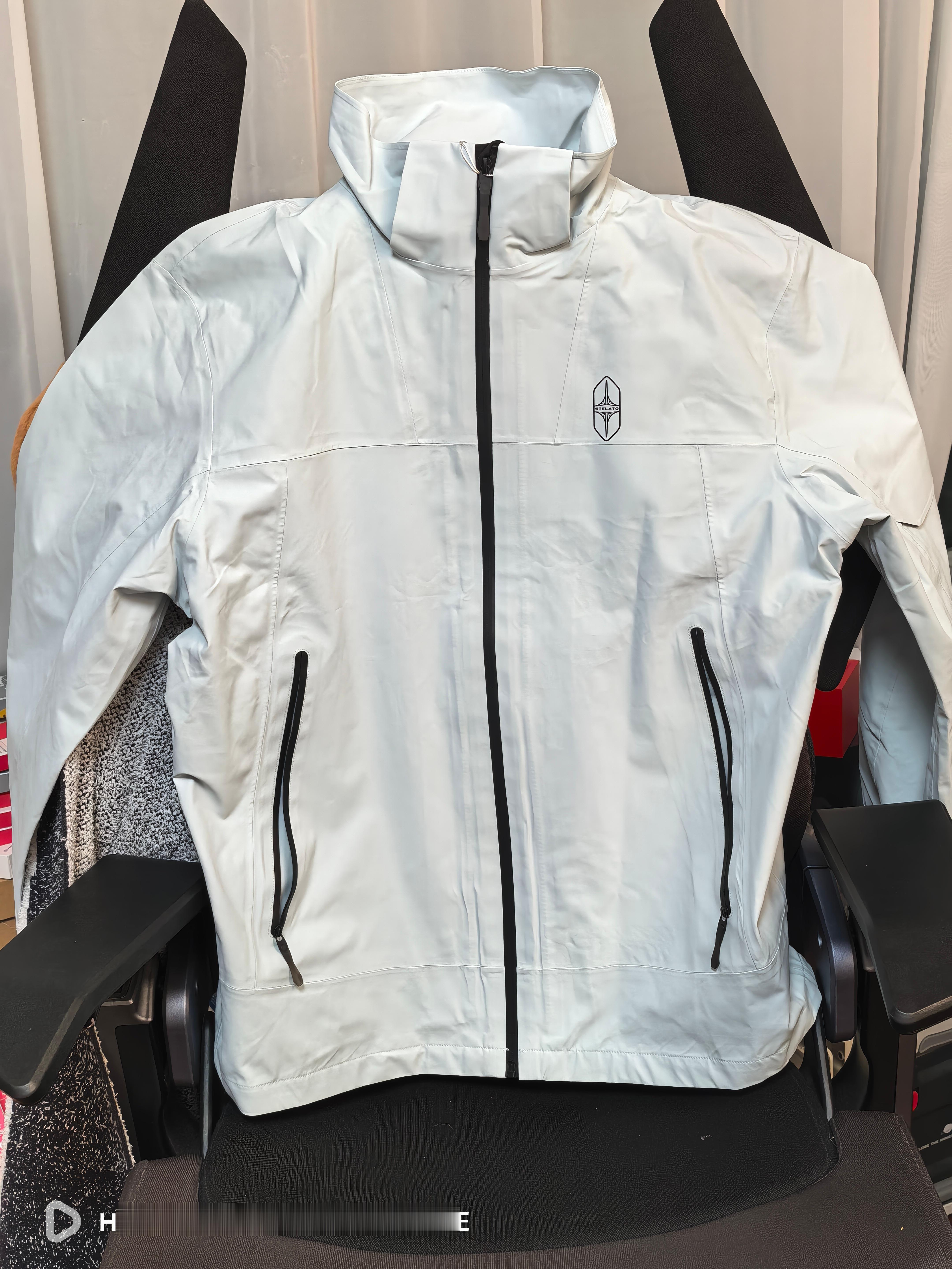 去参加豪车活动送的冲锋衣，上面还有一个享界的 logo，穿身上非常显白～秋天穿这