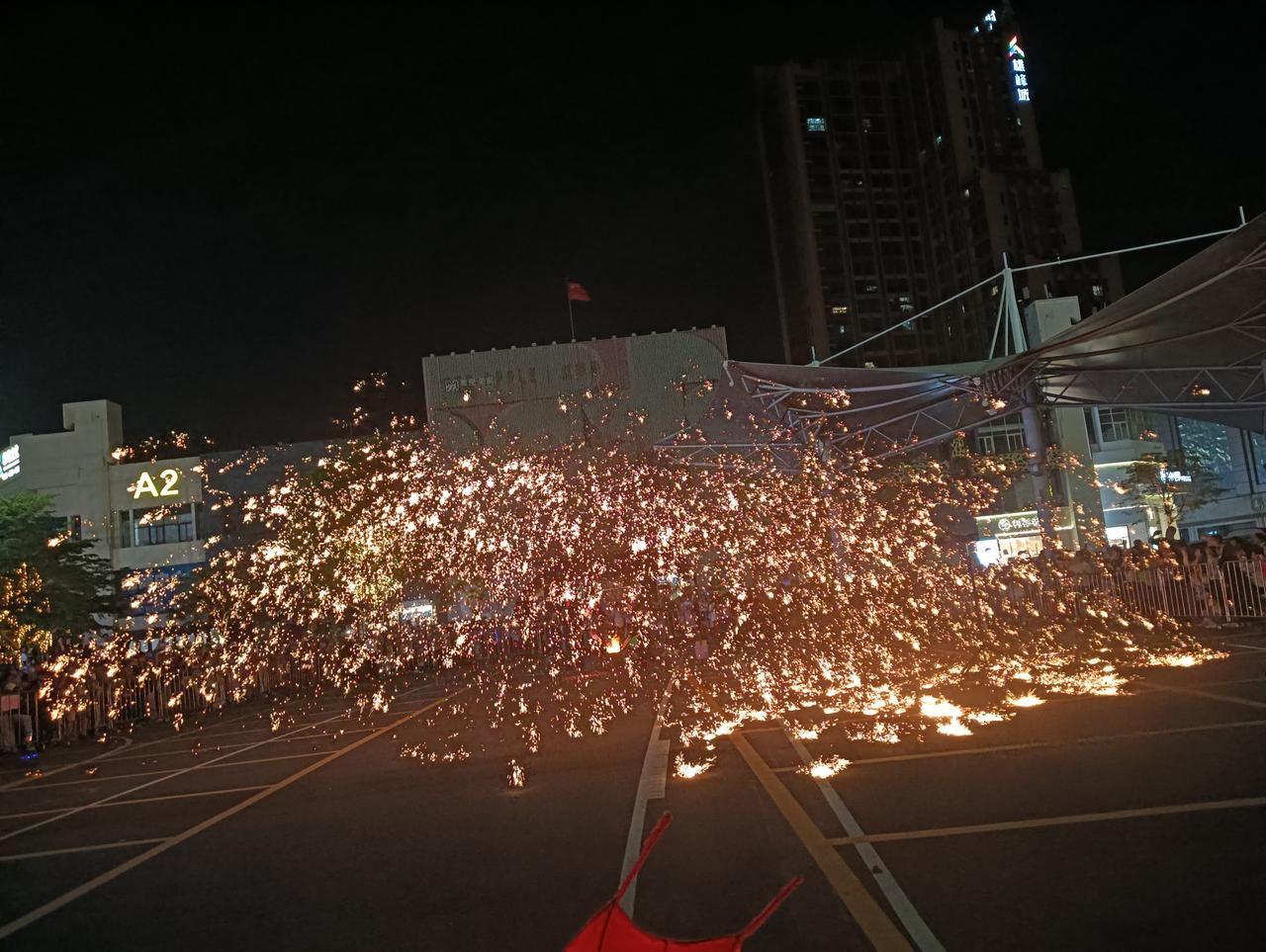?
 港股市场突发大涨
5月4日，港股全线大涨，恒生指数盘中涨超2%，恒生科技指