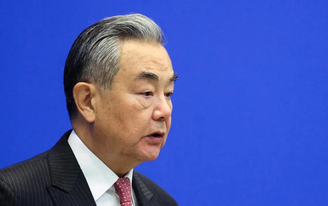 1月28日，王毅主任在同法国总统外事顾问通话时表示，对当前国际形势中乱象频生的现