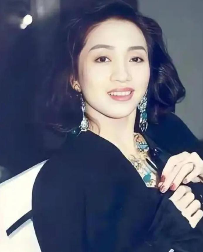 梅艳芳去世后，在医院欠下了85万的费用，张学友二话没说把钱给垫上了。反之妻子罗美