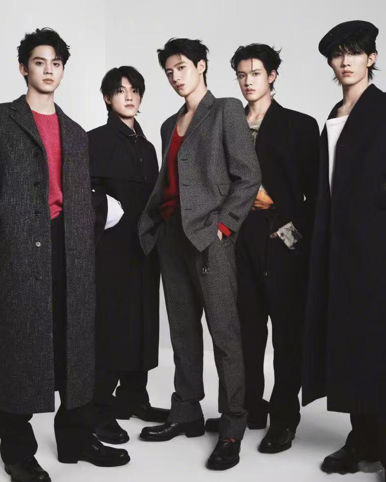 top登陆少年组合出任prada品牌大使top登陆少年组合出任prada品牌大使
