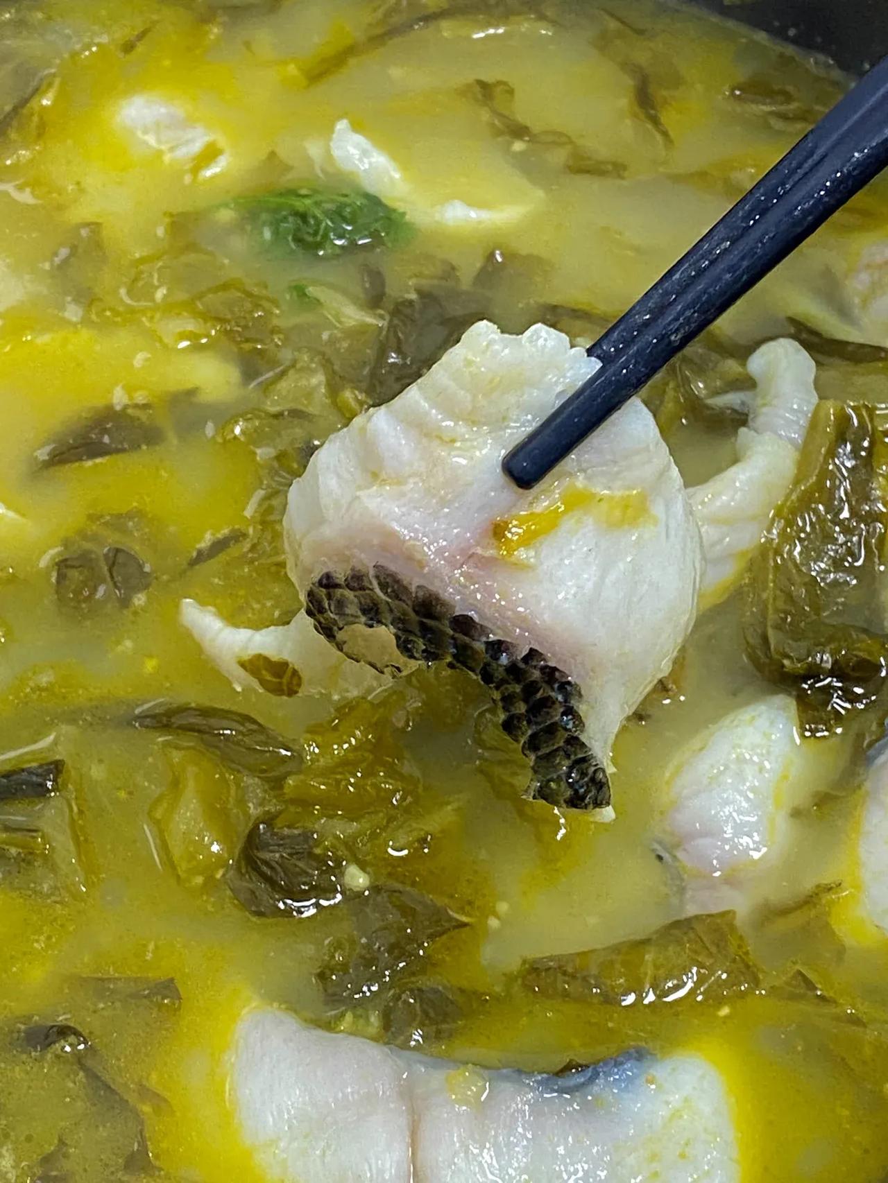 酸菜鱼曾经风靡全国，但如今正面临没人吃的困境。

这一现象的原因：
1、许多酸菜
