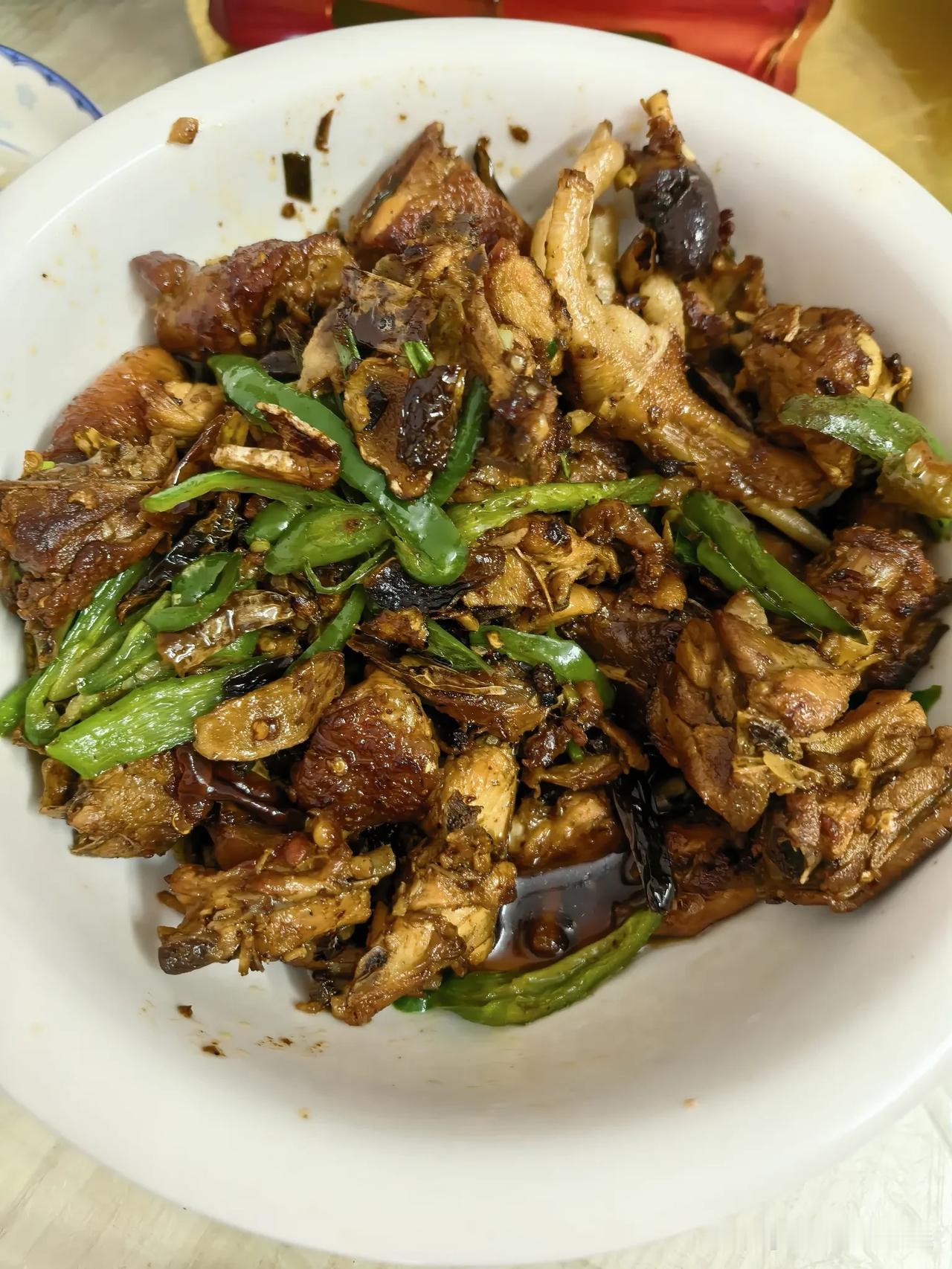 回老家的日常主打一个吃肉盛宴。

才回家一天，炒排骨、宜城干炒鸡，排骨火锅、牛肉