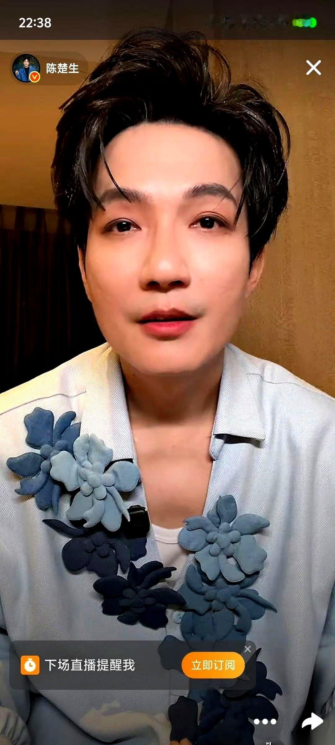 陈楚生干了件让所有同行都沉默的事。
演唱会刚散场，虹口足球场几万人的声浪还没退干