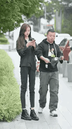 美女
大哥不要面子的吗
稍微给留点[笑哭]
