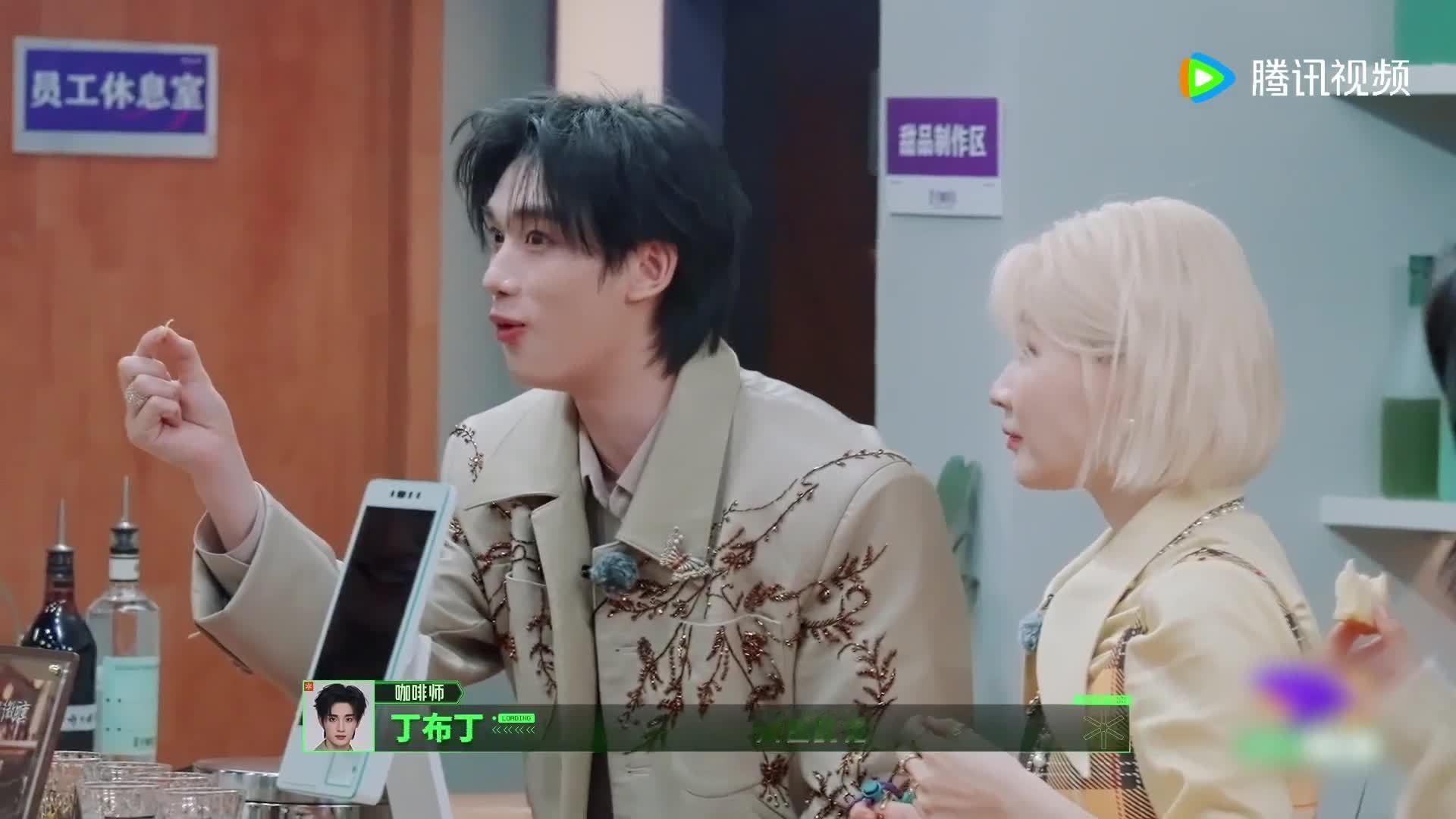 丁程鑫破案高光时刻丁程鑫现场锁凶丁程鑫破案高光时刻，丁程鑫现场锁凶，直接认出黄色