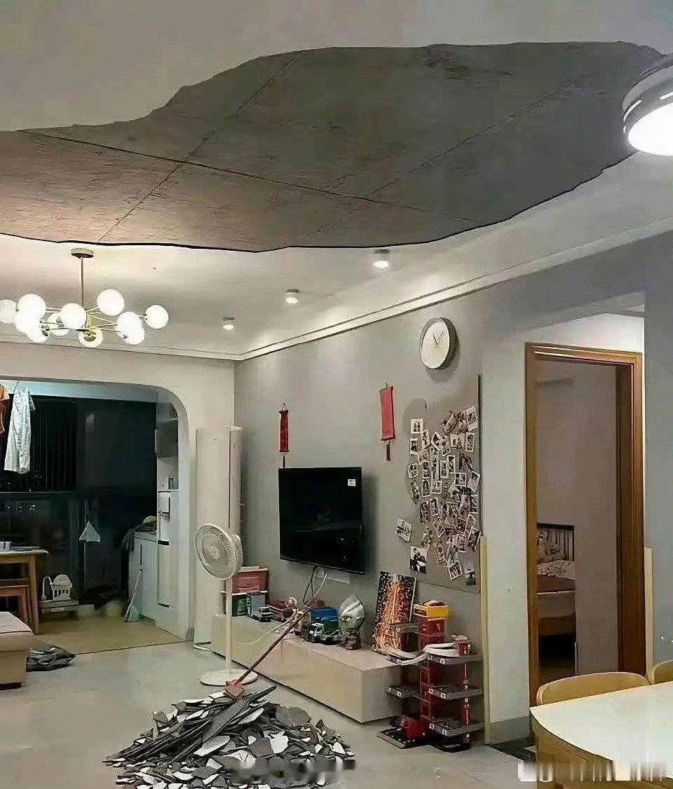 买个菜回家发现天塌了！！楼上的有没有责任？？要不要赔偿？ 