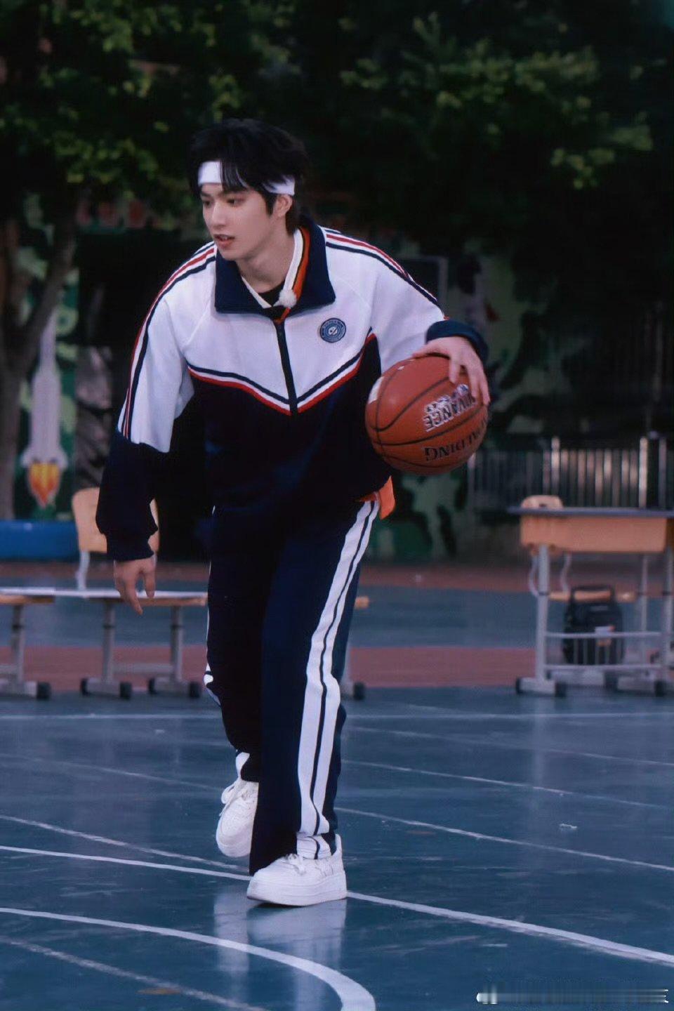 刘耀文晒乐山打篮球照刘耀文晒乐山打篮球照 