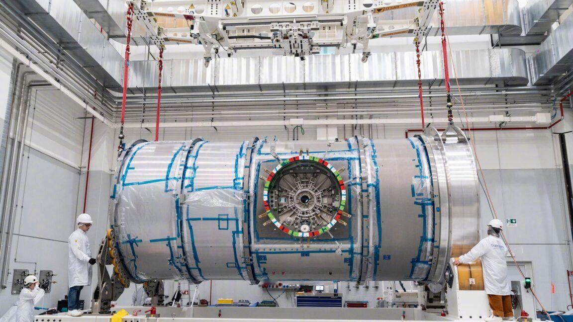 NASA花了十年、砸了几十亿美元筹建的月球轨道空间站，核心载人舱段一共就两个。还