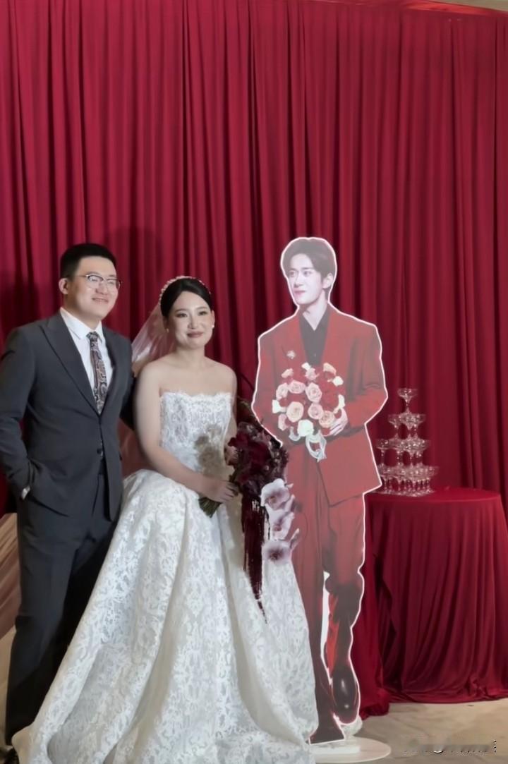 新娘称王嘉尔为“真老公”的事情已经够离谱了！刚刚又看到一个更离谱的，新娘婚宴上立