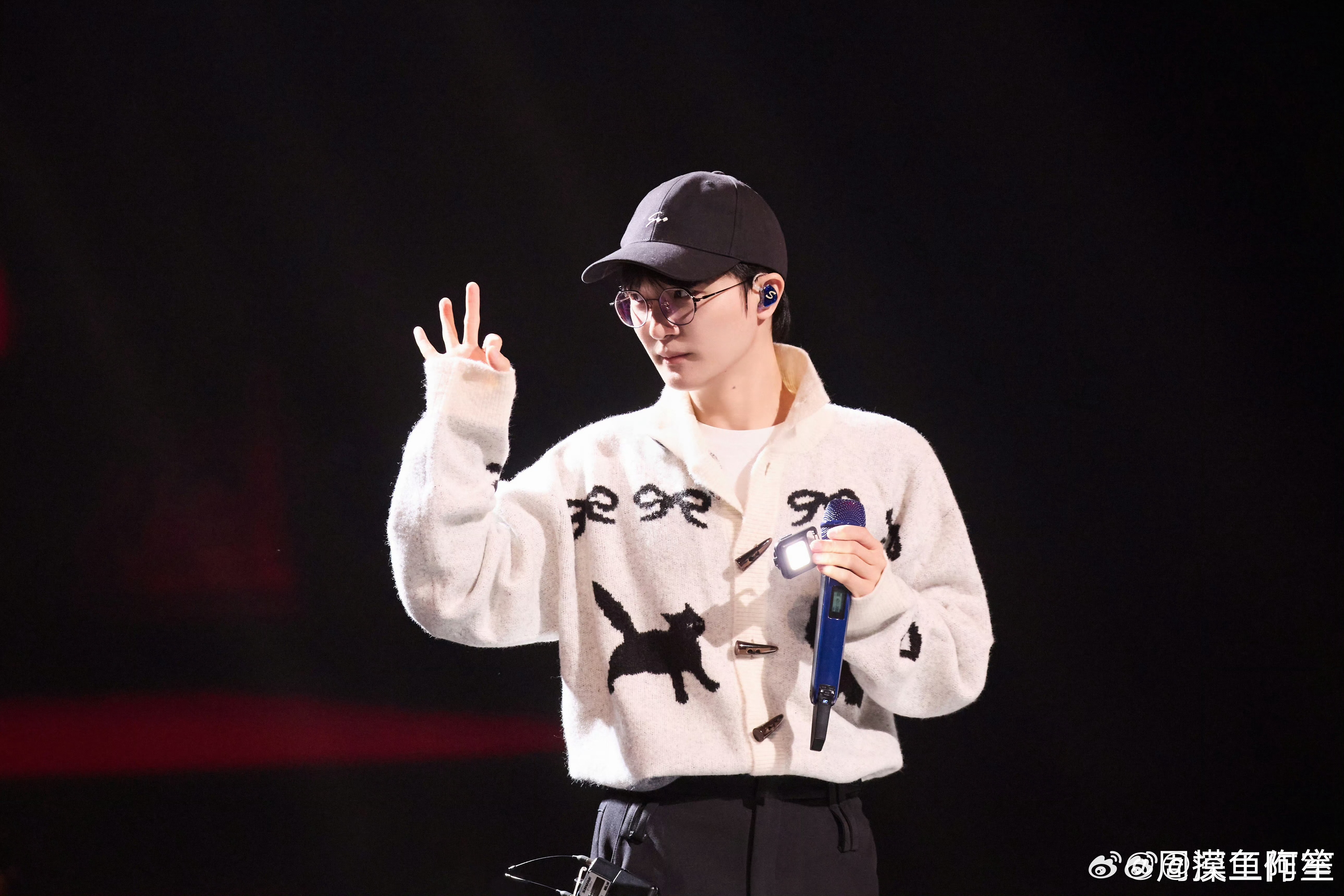 大家都在发红毯出发图的时候，周深工作室发了周深微博之夜彩排照，那么就期待正式舞台