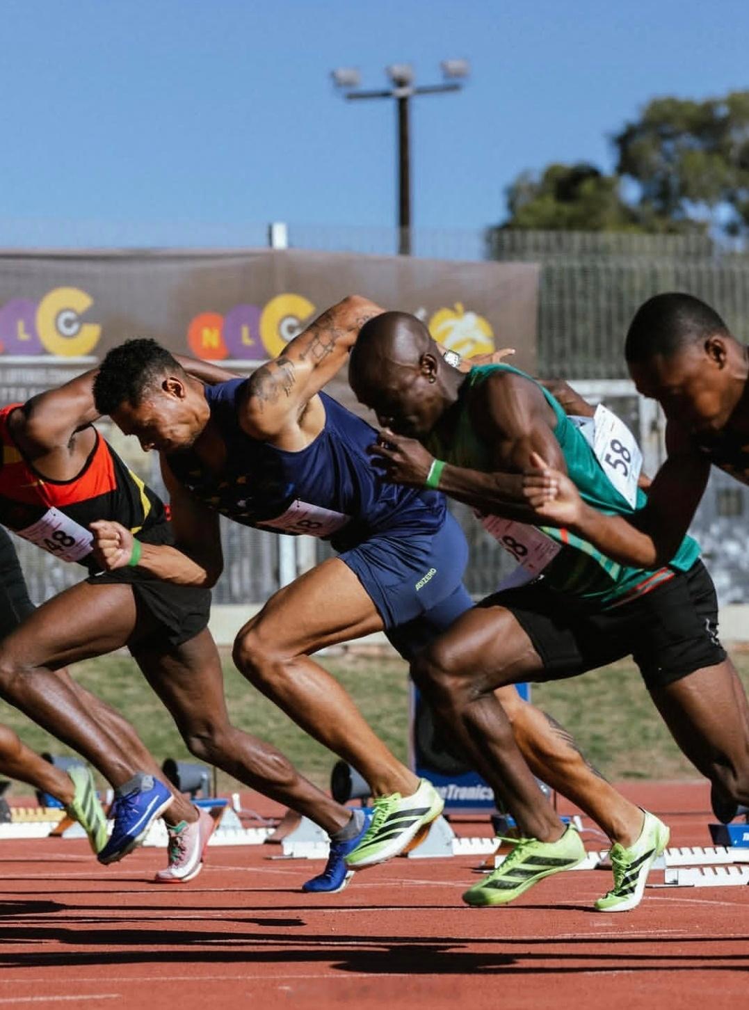 在百米赛场10秒15、10秒10两枪后，范尼凯克宣布结束南非全国锦标赛征程。“退