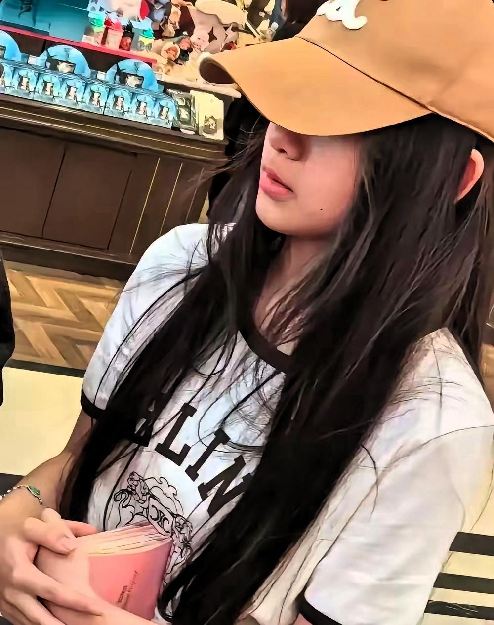 那个孩子，突然有了个账号，大家都在说，这账号谁弄的，她年纪小，根本不会弄，肯定是