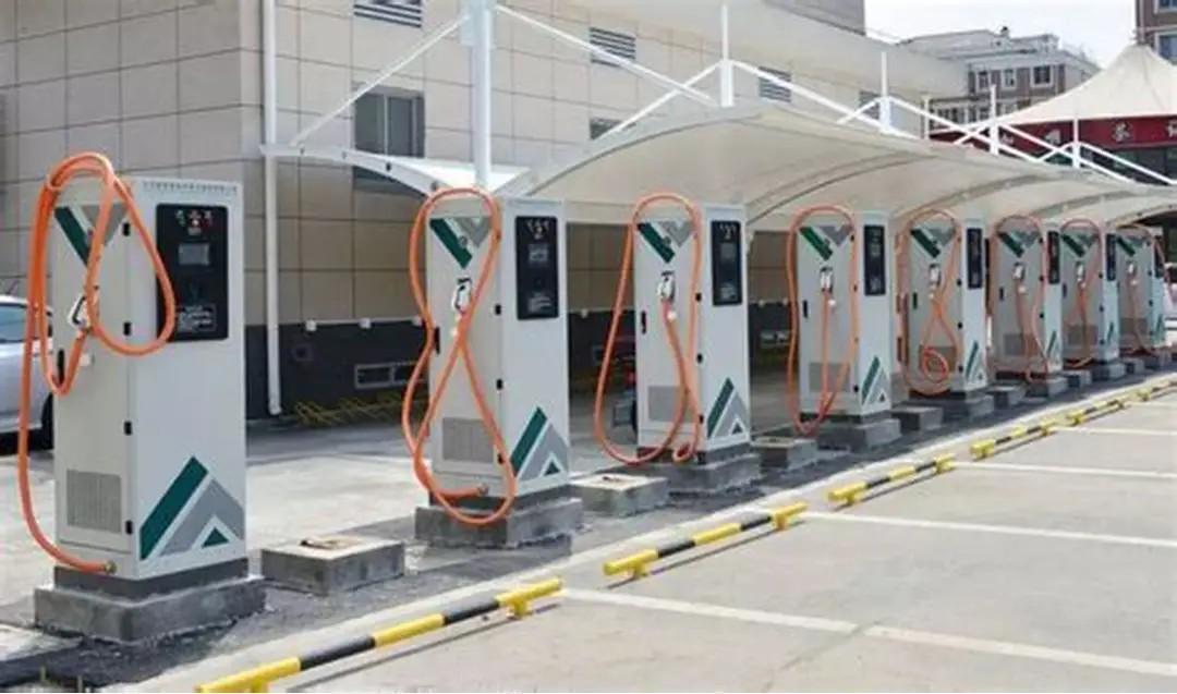 ⚡新能源汽车充电自由真的来了！2100万根桩，中国速度太硬核！
家人们，大新闻！