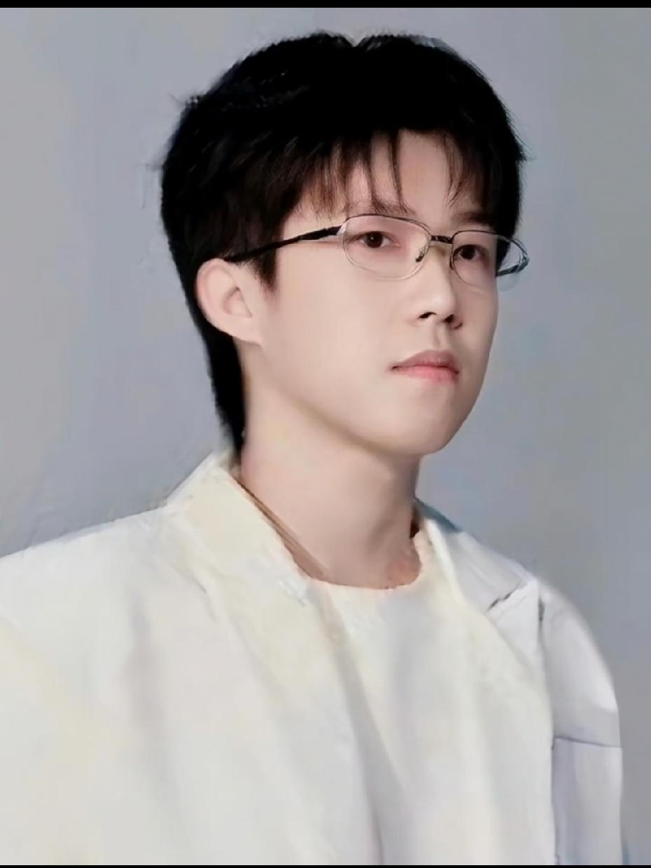总觉得楚钦有那么点儿忧郁的气质，高冷且带着隐隐的忧伤；可是他笑起来又那么阳光，戴