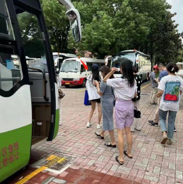 9月6日，Baby送小海绵上学的照片曝光。Baby大秀美腿，完全看不出来已经是个