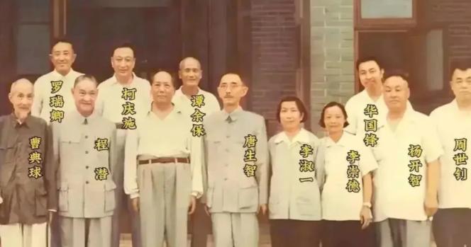 1959年，毛主席和华国锋的第一张合影，那时的华老，还是个小官。

麻烦看官老爷