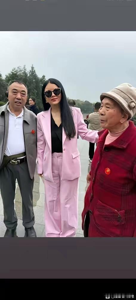 半年前机场那张照片，整个人圆得走路都看得出吃力。
当时都说她气质富贵逼人。
现在