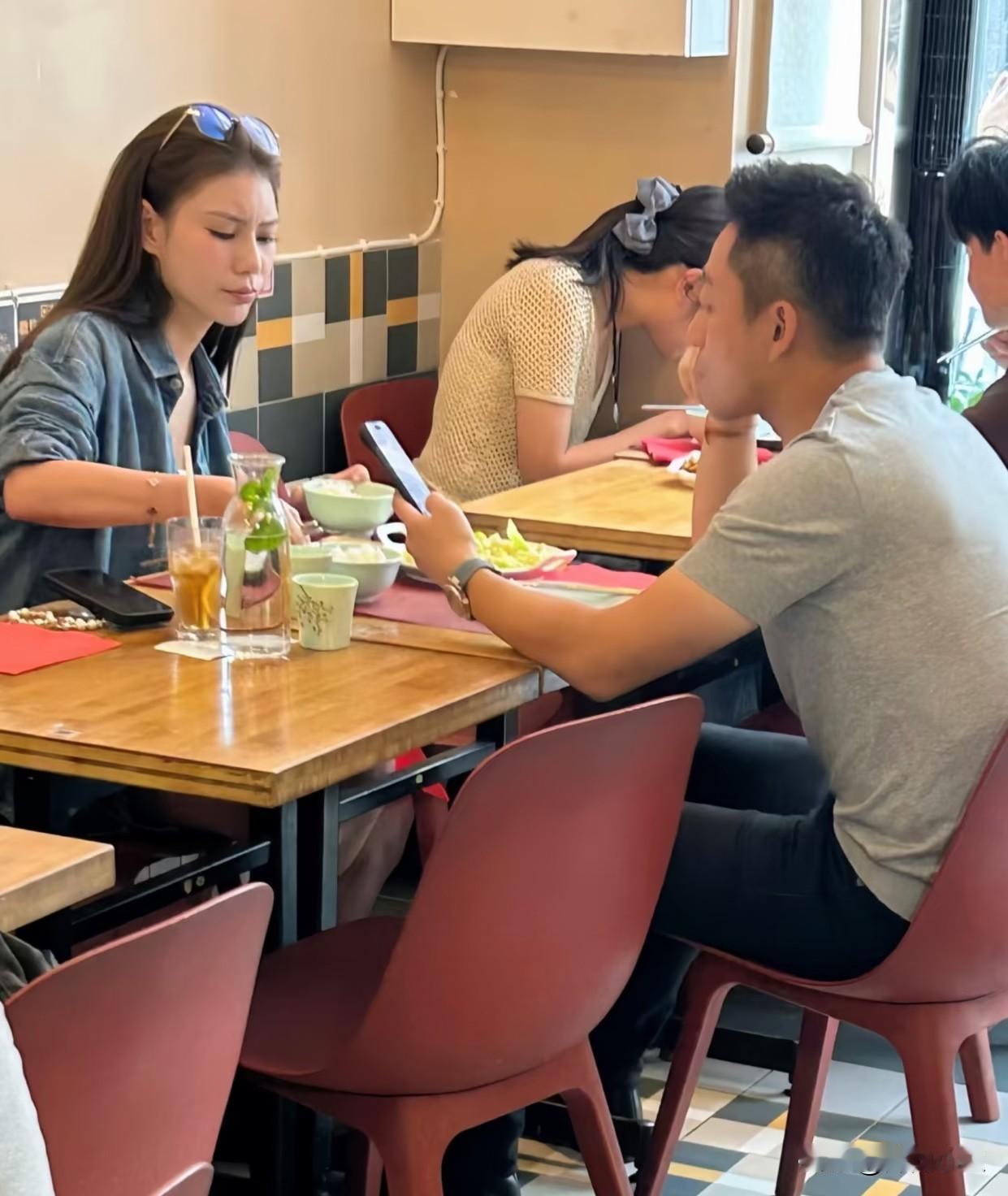 巴黎中餐厅偶遇汪小菲与马筱梅！

一身着宽松牛仔衬衫，墨镜架在头顶，长发自然披落