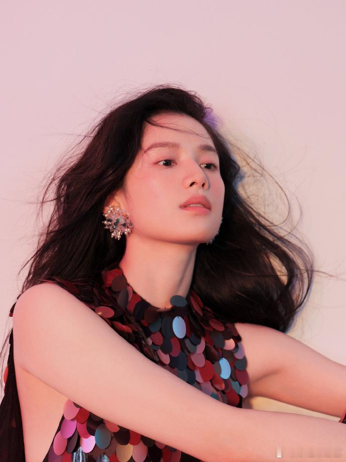 张婧仪亮片红色长裙   张婧仪亮片红色长裙简直就是美的太有气场了吧，不管什么样的