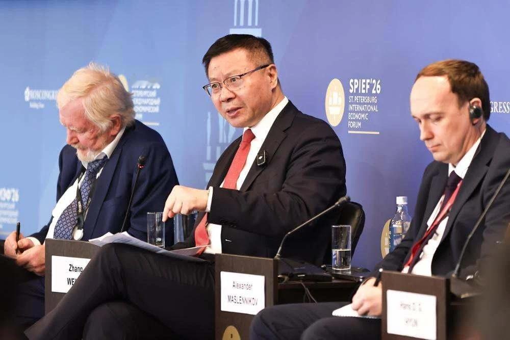 近日，张维为教授和莫言先生都先后去了圣彼得堡。两位先生去的目的是不相同的，张教授