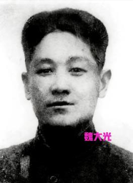 [浮云]1939年，28岁的八路军旅长乘船去开会，途中顺手剪断日军电线，半小时后