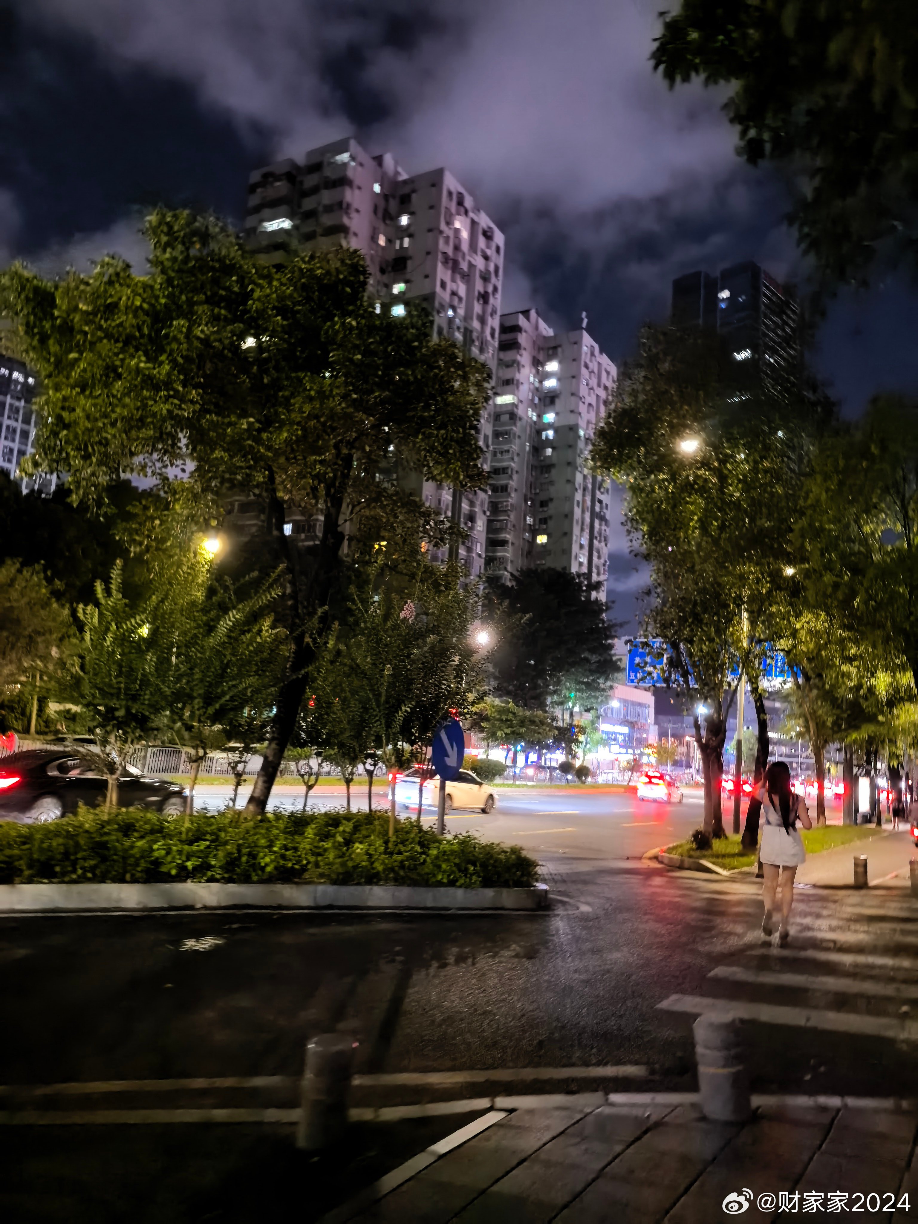 这几天吃太多荔枝了，热量爆表。你能想象这个点我出来散步，因为实在肚子撑得难受。 