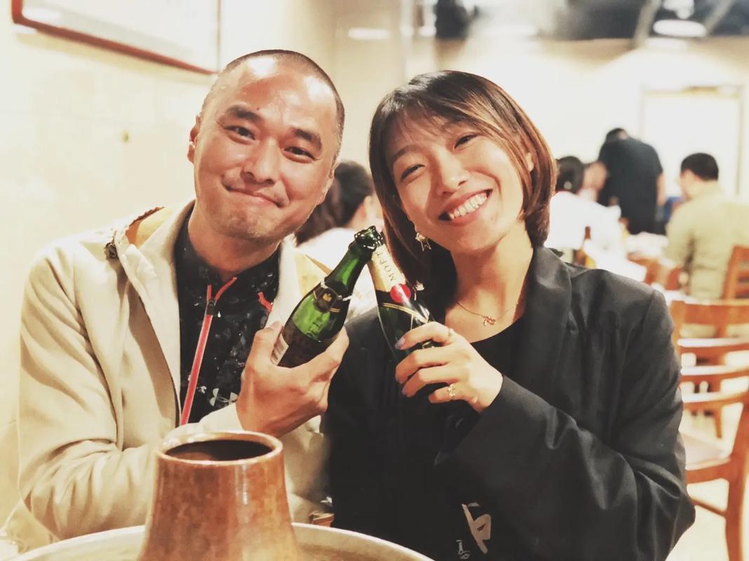 冯唐和小姐姐吃火锅喝的啤酒一看就不便宜，两人把酒言欢，相谈甚欢，这应该就是人们常