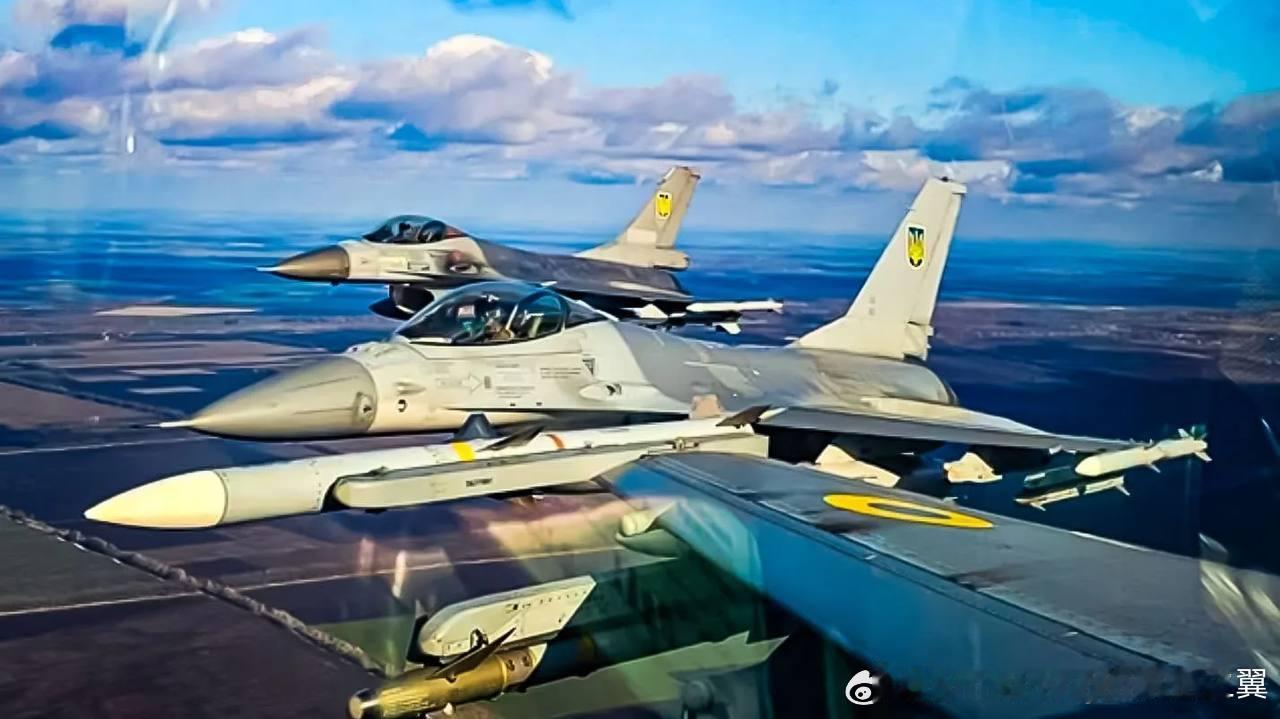 乌军第107独立航空团的F-16AM，挂载AIM-120和AIM-9 ​​​