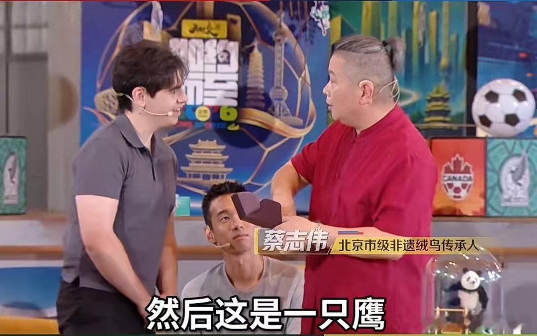 西班牙球迷被非遗绒鸟惊艳到了从民俗手作到特色文创，多样的元素点缀在赛场各处。其中