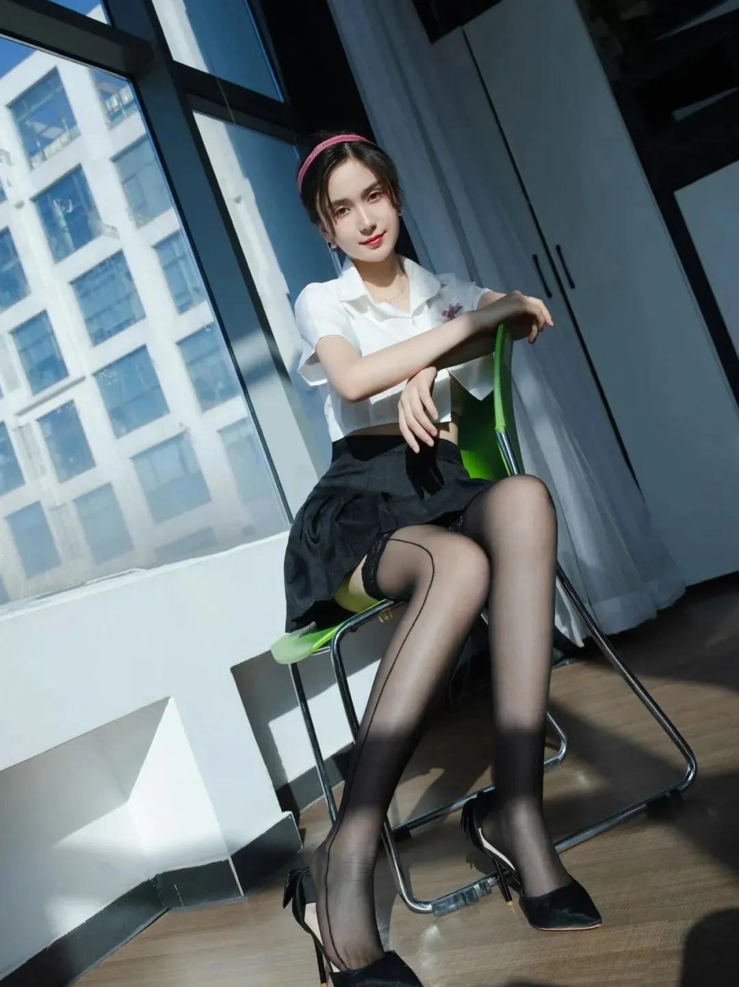 过膝黑丝还是连裤黑丝好看？灰色透明丝袜怎么搭配什么样的女生称得上是美女? 空姐为