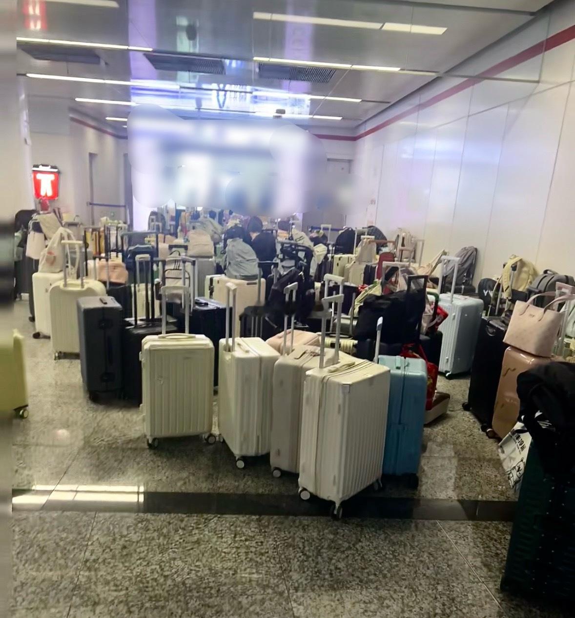 每逢假期的东街口地铁车站的“随性”寄存主打一个对这座城市的信任 