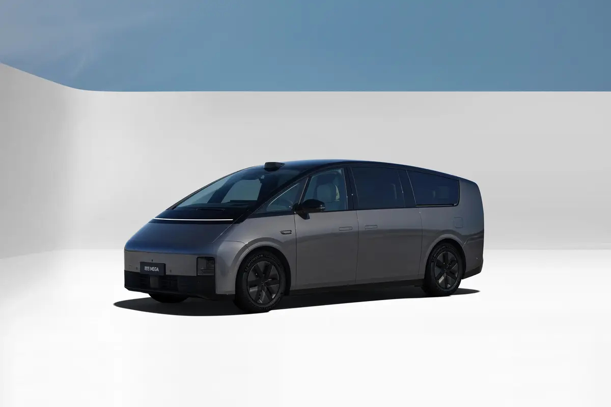 蹭朋友的理想MEGA出门耍了趟，发现是真懂家庭出行的需求😌车里空间敞亮，坐久了