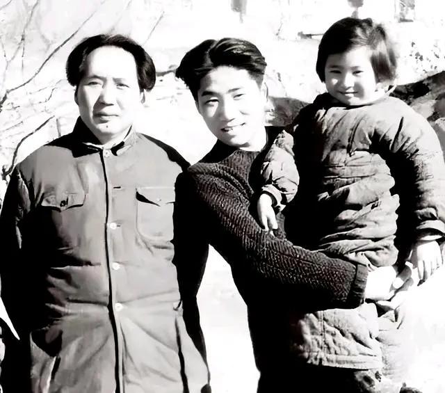 1946年，在窑洞前，毛主席和毛岸英、李讷父子三人的珍贵合影。
毛主席负手而立，