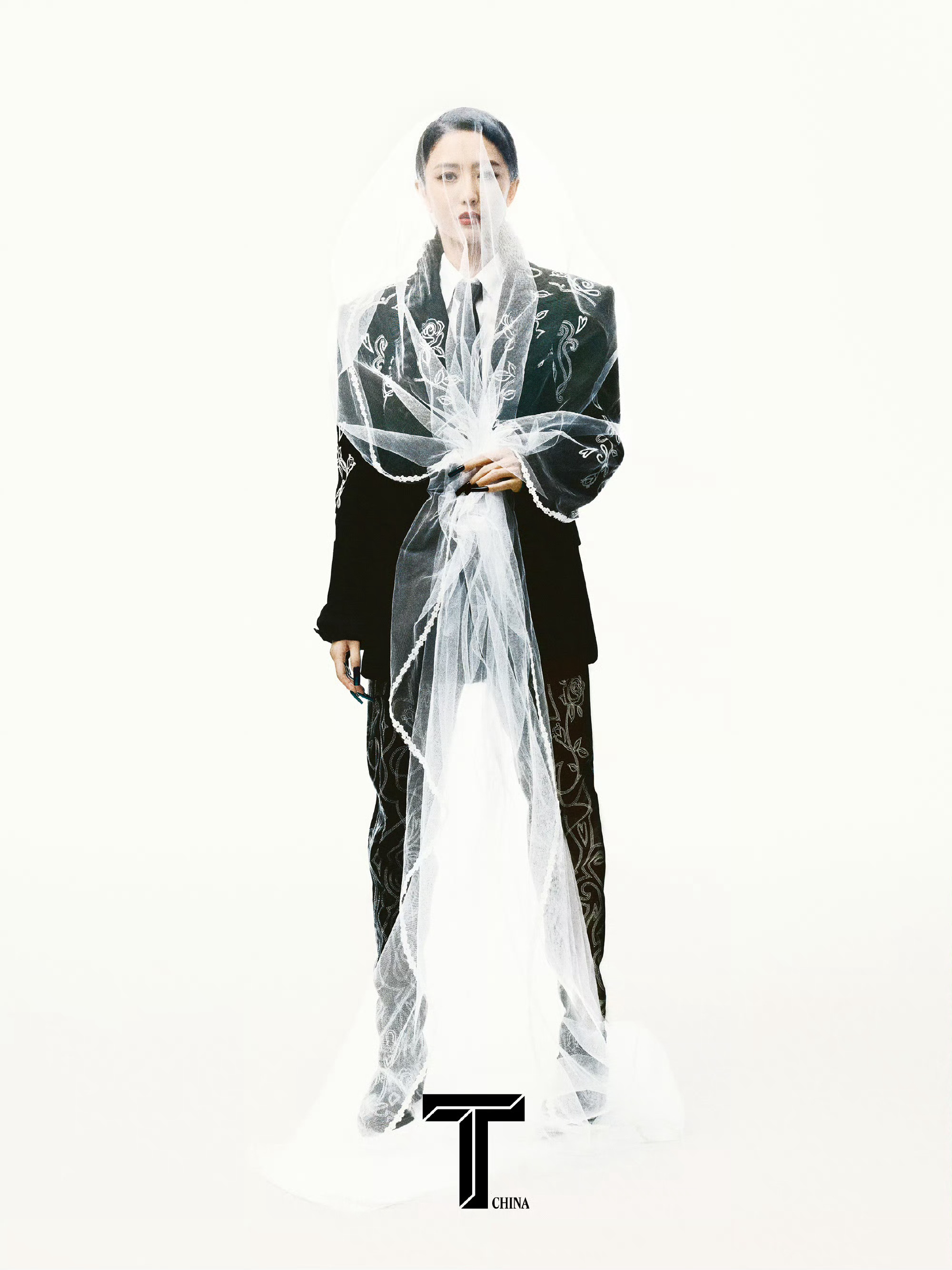 佟丽娅TStyle二月封面大片辫子、西装、身体状态，都只是线索。重要的，是一个人