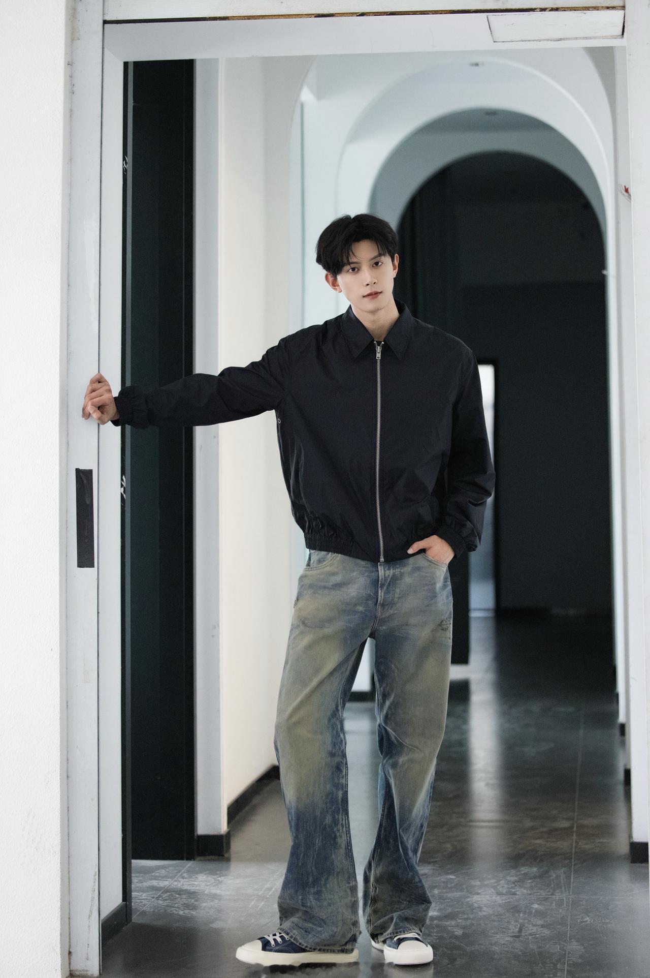 演员@邓凯-Kai 身着AcneStudios1996缎面徽标夹克与Goldmi