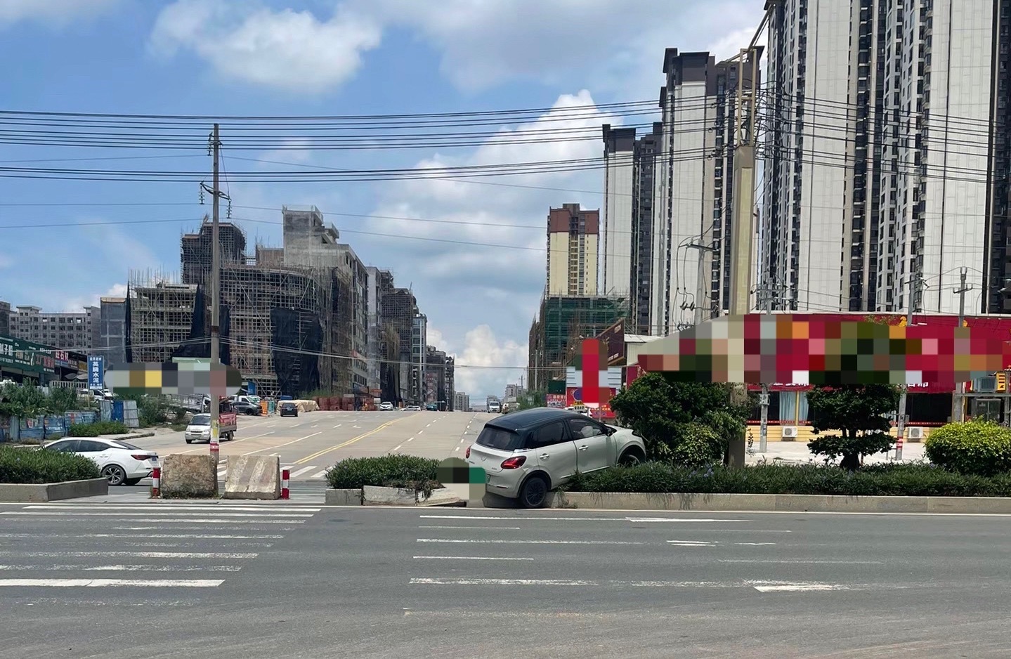 【梧州藤县新能源小车冲小区路口绿化带上】8月2日，梧州藤县一辆新能源小轿车冲到某